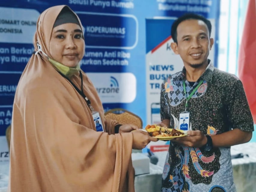 Pemimpin Perusahaan PT. MDI, Diah Kusuma Putri Muda, saat memberikan potongan tumpeng menandai peluncuran Media Koperzone.com