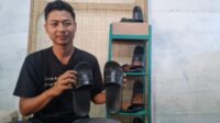 Foto, Andi Setiawan yang mampu memproduksi sandal dan dipromosikan lewat Lapak Ganjar
