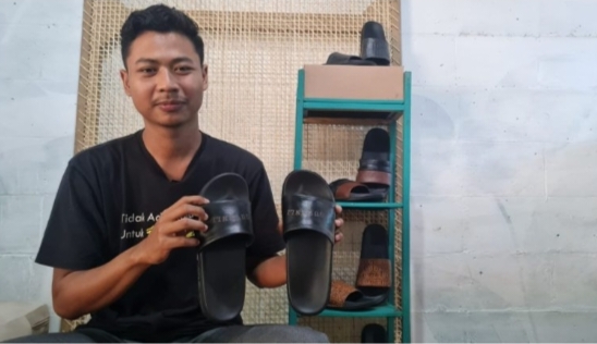 Foto, Andi Setiawan yang mampu memproduksi sandal dan dipromosikan lewat Lapak Ganjar