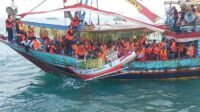 tradisi-syawalan-pesta-lomba-nelayan-jepara-larung-kepala-kerbau