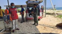 Tim-Relawan-mengevakuasi-jasad-pemancing-yang-ditemukan-tewas-tenggelam-di-Pantai-Bondo