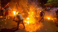 perang-obor-jepara-saling-pukul-api-demi-sedekah-bumi