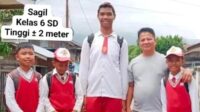 663c64d8a8709-sagil-muhammad-rizki-murid-sd-di-belui-kecamatan-depati-tujuh-kabupaten-kerinci-jambi-dengan-tinggi-2-meter_1265_711 (1)~2