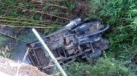 Mobil-box-terjun-ke-sungai-yang-berada-di-Desa (1)~2