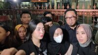 linda-tengah-didampingi-pengacara-keluarga-vina-usai-menjalani-pemeriksaan-di-polres-cirebon-kota_169~2 (1)