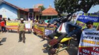 warga-desa-winong-kecamatan-winong-kabupaten-pati-demo-di-kantor-kecamatan-senin-292024-mereka-meminta-kades-winong-mundur-dar-2_43~2