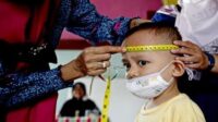 kader-pkk-mengukur-lingkar-kepala-balita-di-posyandu-bougenvile_220907115027-689~2