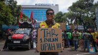 pengemudi-ojek-online-ojol-melakukan-unjuk-rasa-di-depan-gedung-kementerian-ketenagakerjaan-kemnaker-jakarta-senin-1722025-1_169
