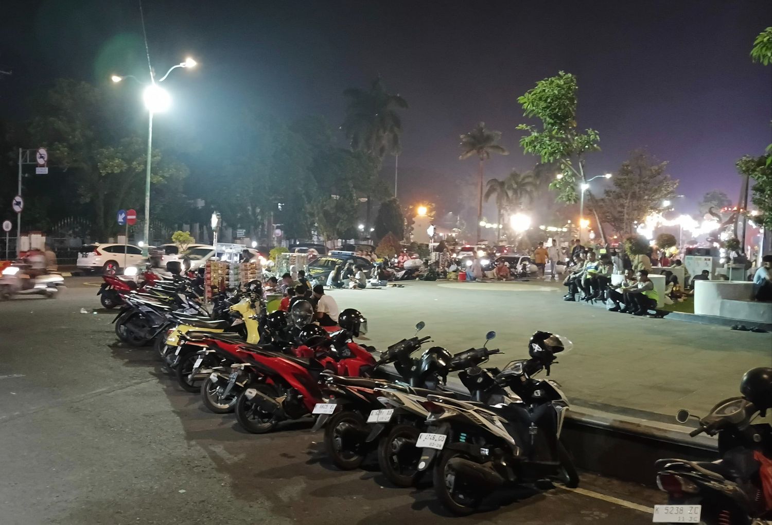Suasana malam takbiran di Bundaran Ngabul Jepara ramai tertib tanpa sound horeg