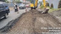Proses perbaikan jalan Jepara–Bangsri KM 4, kondisi sebelumnya rusak parah dan memprihatinkan