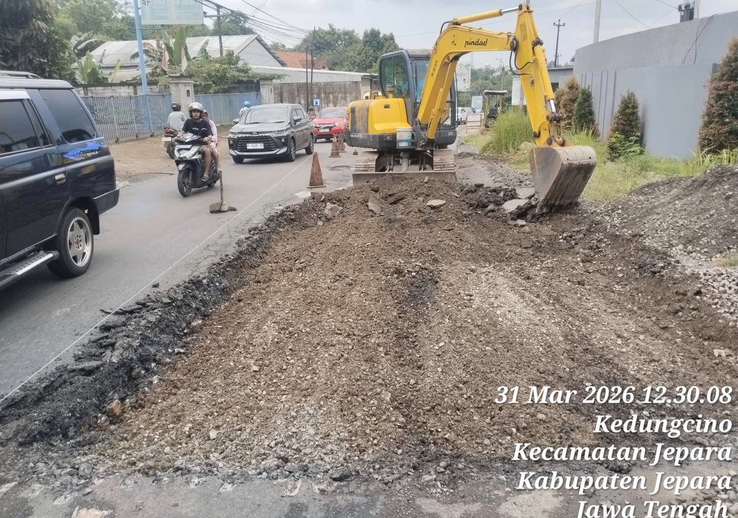 Proses perbaikan jalan Jepara–Bangsri KM 4, kondisi sebelumnya rusak parah dan memprihatinkan