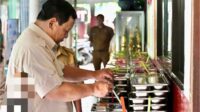 Pria mengambil makanan di kantin.