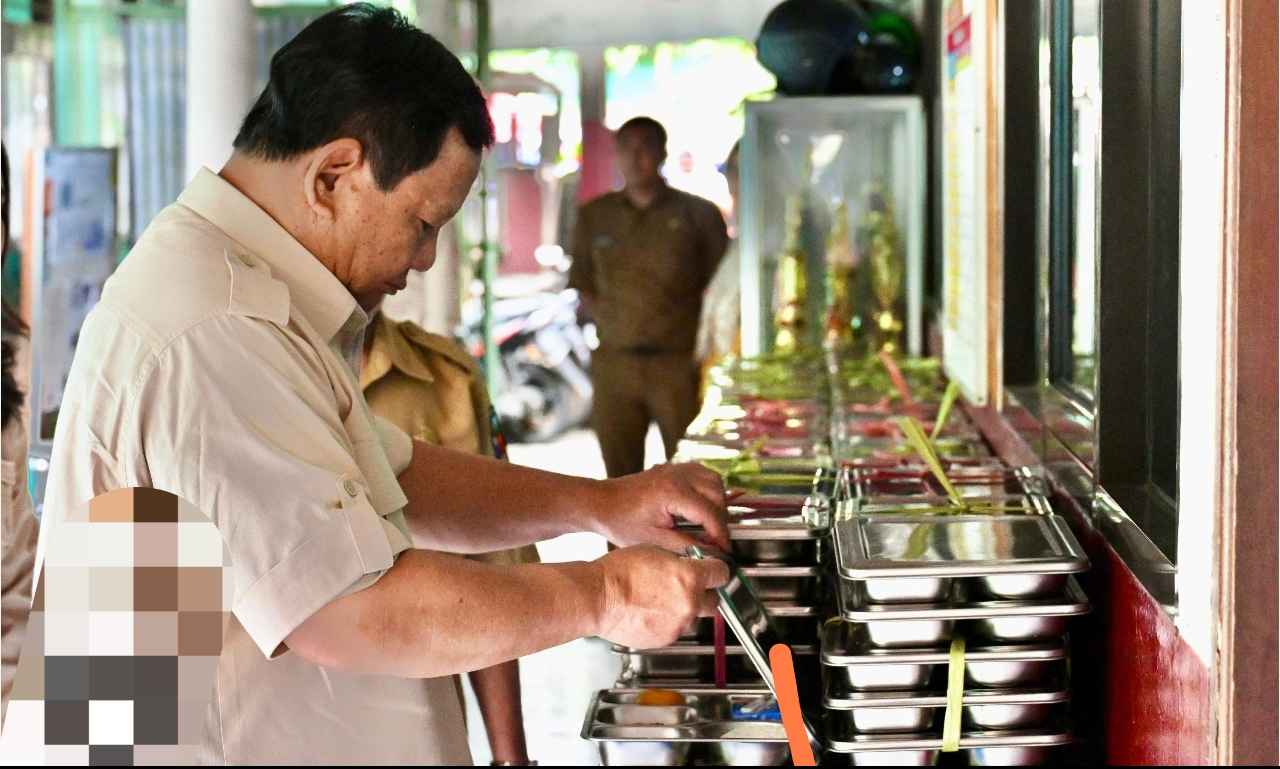 Pria mengambil makanan di kantin.