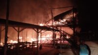 Petugas pemadam kebakaran memadamkan api yang melalap warung caffe di Karangkebagusan, Jepara, Senin (16/3/2026) malam. Kebakaran diduga akibat korsleting listrik dengan kerugian ditaksir mencapai Rp400 juta.
