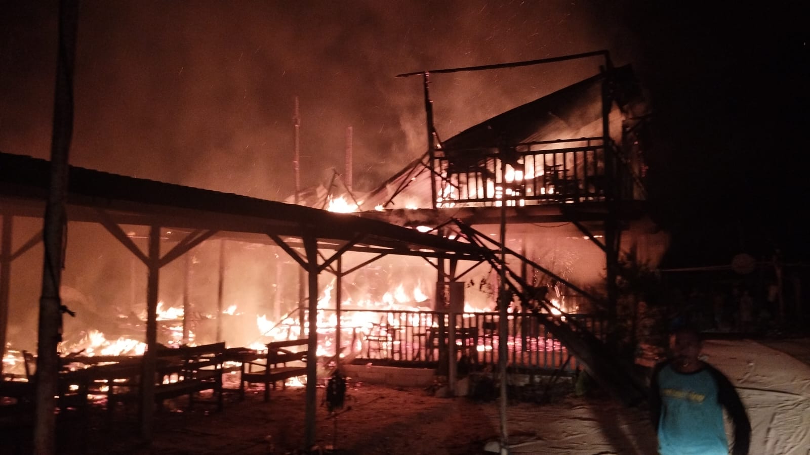 Petugas pemadam kebakaran memadamkan api yang melalap warung caffe di Karangkebagusan, Jepara, Senin (16/3/2026) malam. Kebakaran diduga akibat korsleting listrik dengan kerugian ditaksir mencapai Rp400 juta.