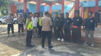 Relawan GCTS mengawasi wisatawan di Pantai Kartini Jepara saat lonjakan libur 2026