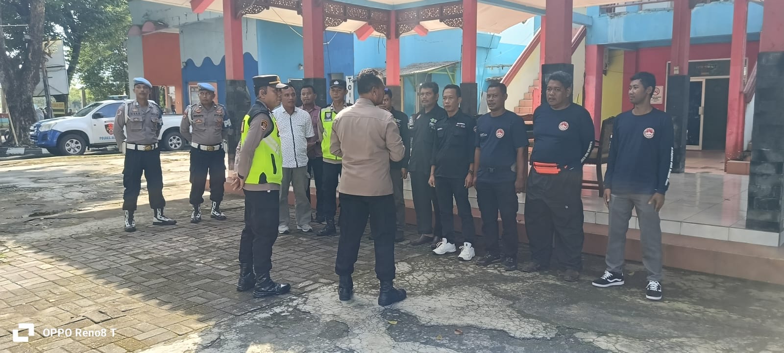 Relawan GCTS mengawasi wisatawan di Pantai Kartini Jepara saat lonjakan libur 2026