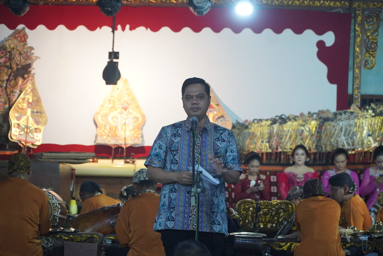 Pagelaran wayang kulit Wahyu Sandang Pangan di TPI Ujungbatu Jepara saat Lomban Syawalan 2026