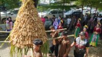 Gunungan kupat lepet diserbu warga di Pesta Lomban Jepara 2026 Pantai Kartini