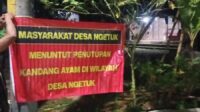 Warga Desa Ngetuk pasang spanduk protes kandang ayam di Jepara