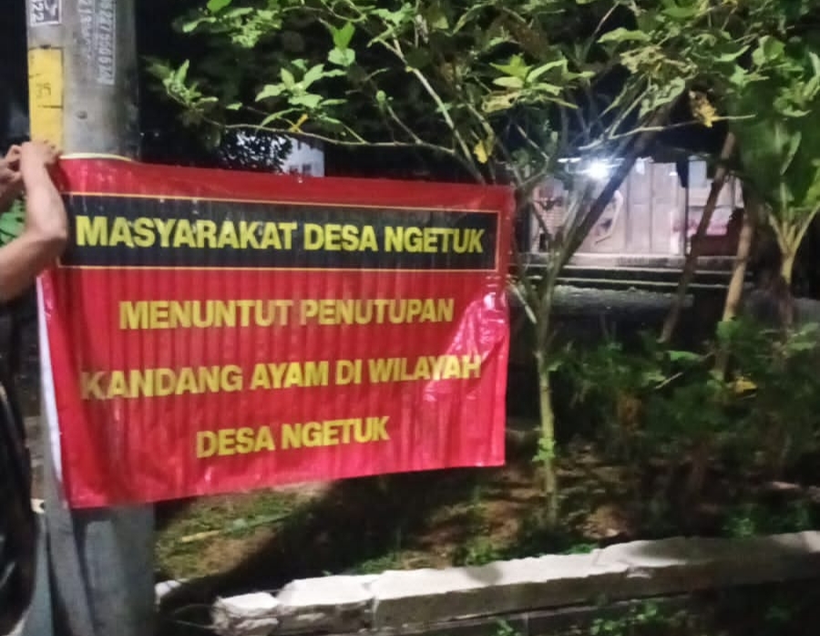 Warga Desa Ngetuk pasang spanduk protes kandang ayam di Jepara