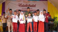 Prestasi siswa Pakis Aji Jepara saat halal bihalal bersama Bupati Witiarso Utomo