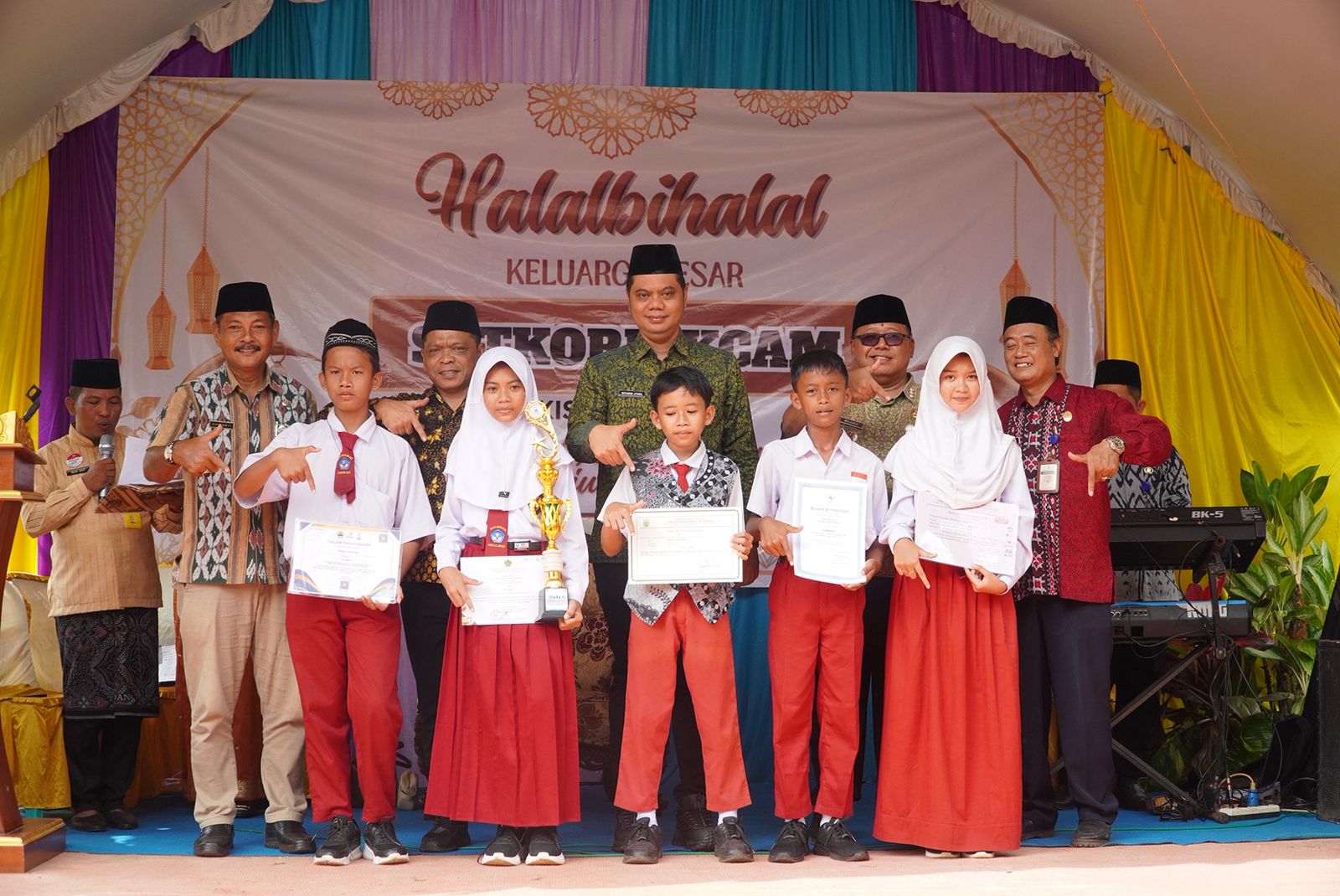 Prestasi siswa Pakis Aji Jepara saat halal bihalal bersama Bupati Witiarso Utomo