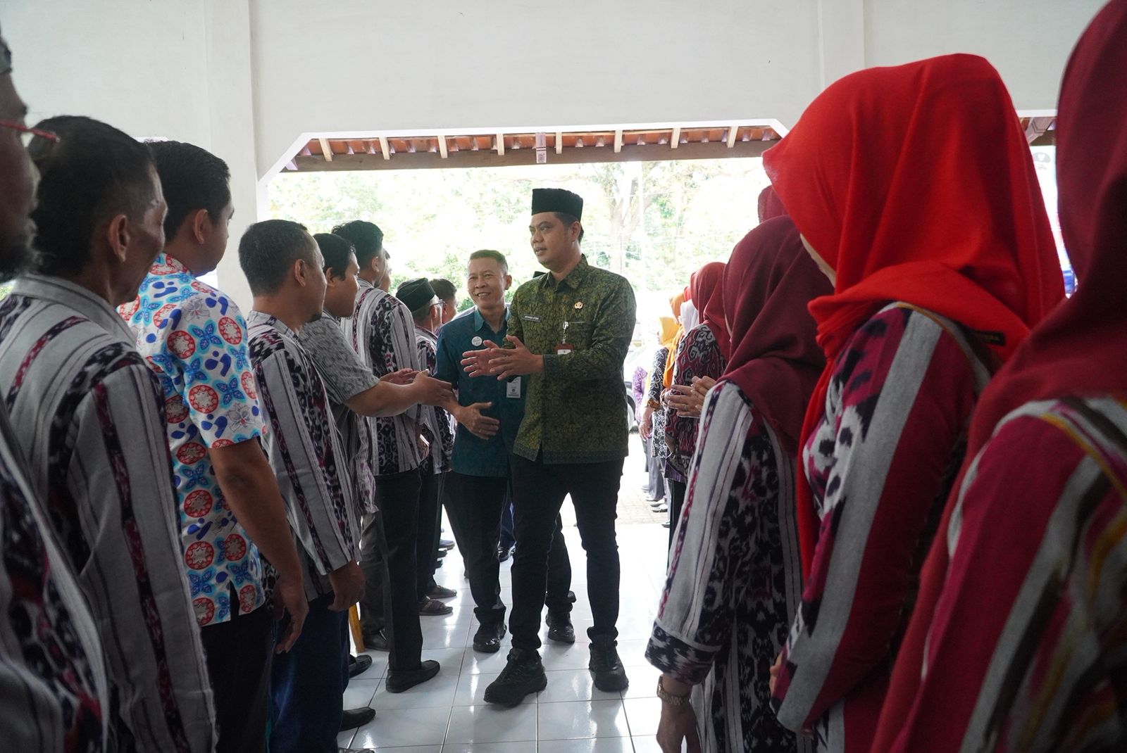 Bupati Jepara Witiarso Utomo saat halal bihalal di Kecamatan Kembang membahas program penanaman pohon produktif di tepi jalan desa