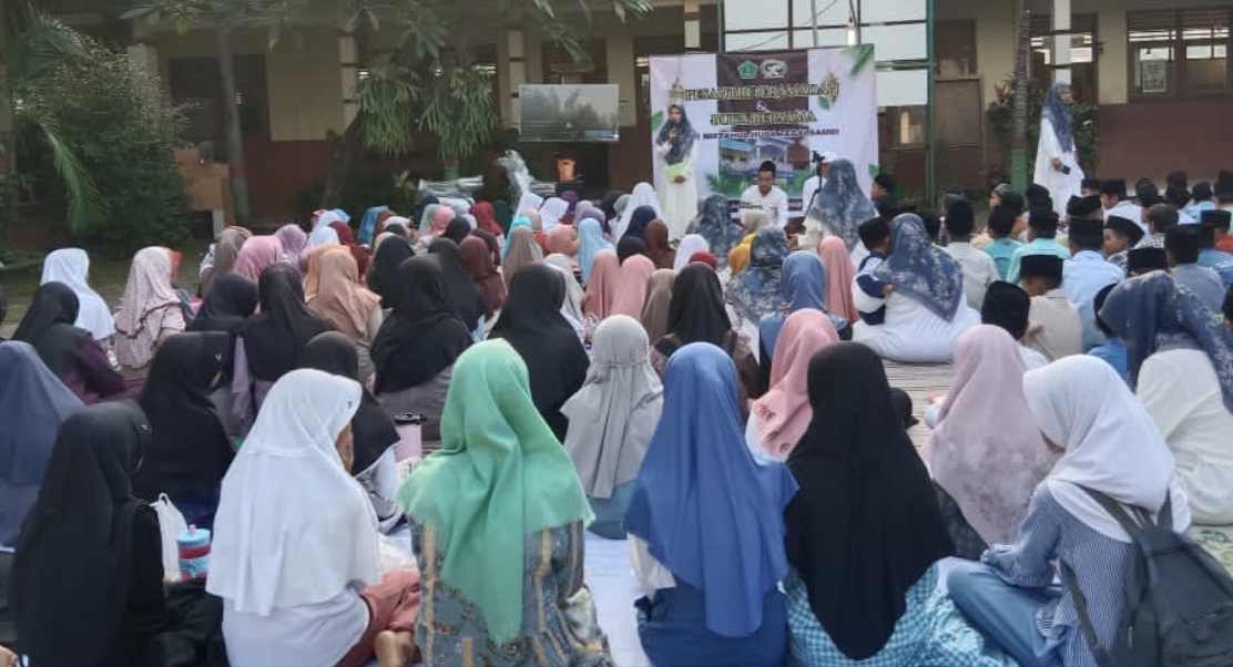 Siswa MI Miftahul Huda Tegalsambi Jepara buka puasa bersama saat Pesantren Ramadan dengan menu program Makan Bergizi Gratis (MBG).