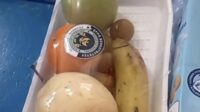 Paket MBG berisi buah dan susu dalam nampan putih di Sidoarjo
