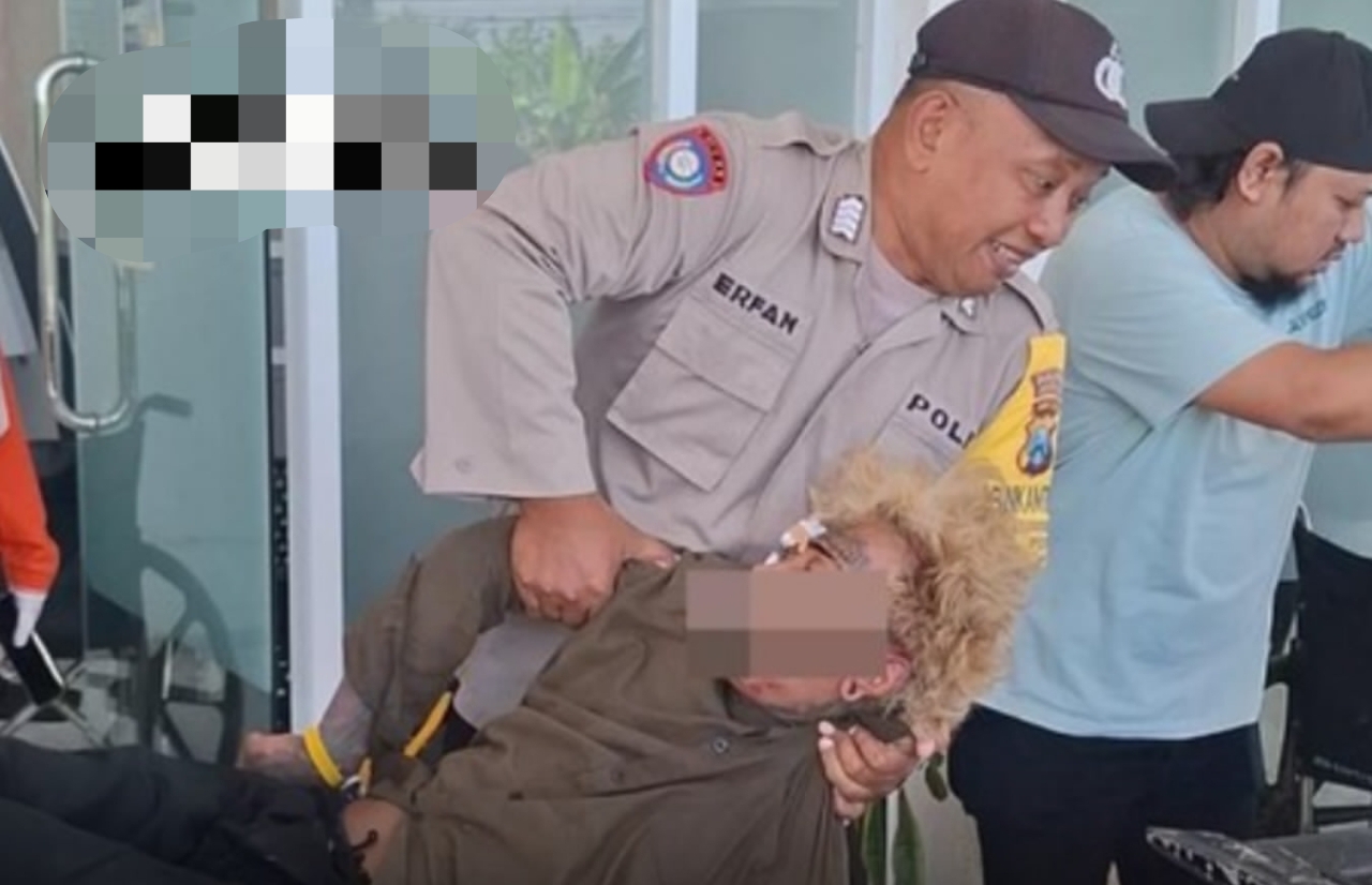 Anak punk bacok lansia di Jombang saat korban mencari rumput, pelaku diamankan polisi setelah sempat dimassa warga