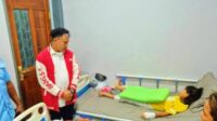 Koordinator Wilayah BGN Nabire menjenguk siswa yang diduga mengalami gejala keracunan usai mengonsumsi makanan MBG di Klinik Rihensa, Nabire, Sabtu 14 Maret 2026.