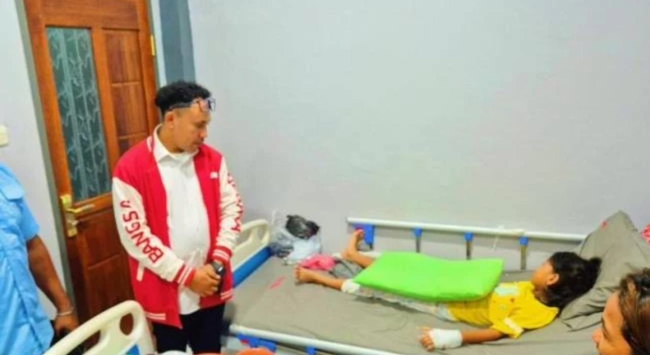 Koordinator Wilayah BGN Nabire menjenguk siswa yang diduga mengalami gejala keracunan usai mengonsumsi makanan MBG di Klinik Rihensa, Nabire, Sabtu 14 Maret 2026.