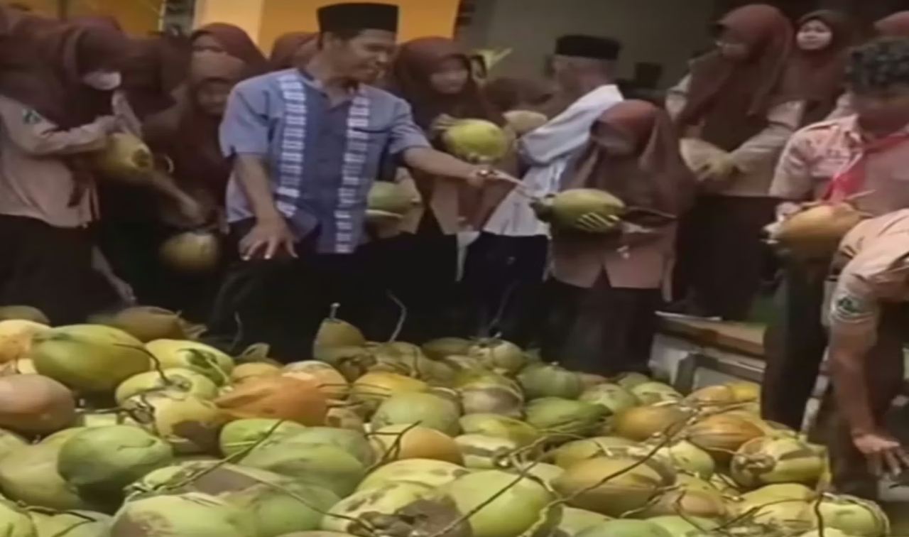 mbg di gresik disetop sementara usai sajikan kelapa utuh