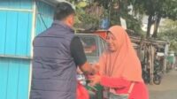 Satreskrim Polres Jepara berbagi takjil kepada masyarakat dalam program Ramadan pada Minggu 15 Maret 2026