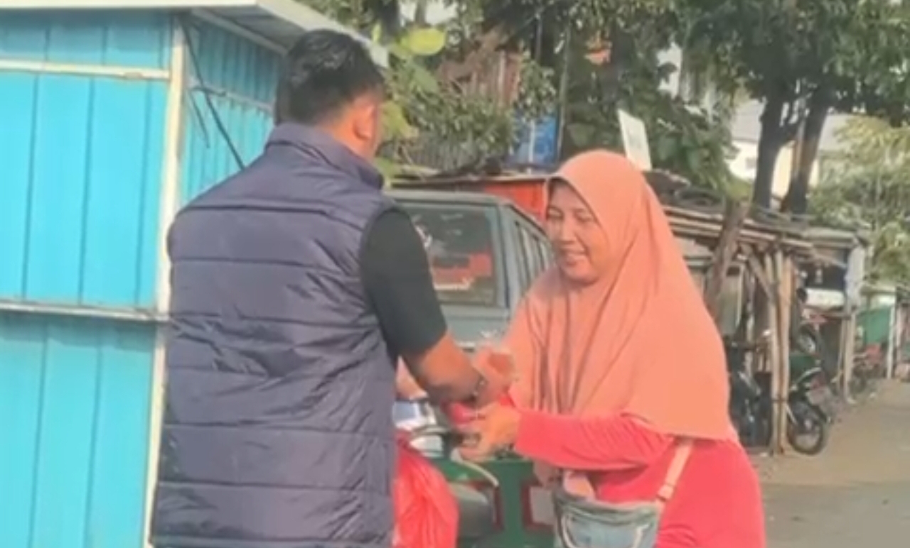 Satreskrim Polres Jepara berbagi takjil kepada masyarakat dalam program Ramadan pada Minggu 15 Maret 2026