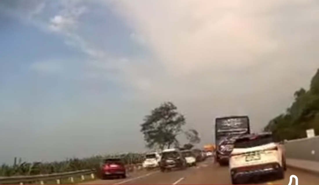 Kecelakaan beruntun enam kendaraan pemudik di Tol Batang-Semarang KM 361+600