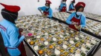 Petugas SPPG menyiapkan makanan program MBG di dapur usai kasus dugaan intimidasi dan sunat anggaran di Ponorogo.