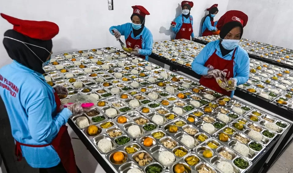 Petugas SPPG menyiapkan makanan program MBG di dapur usai kasus dugaan intimidasi dan sunat anggaran di Ponorogo.