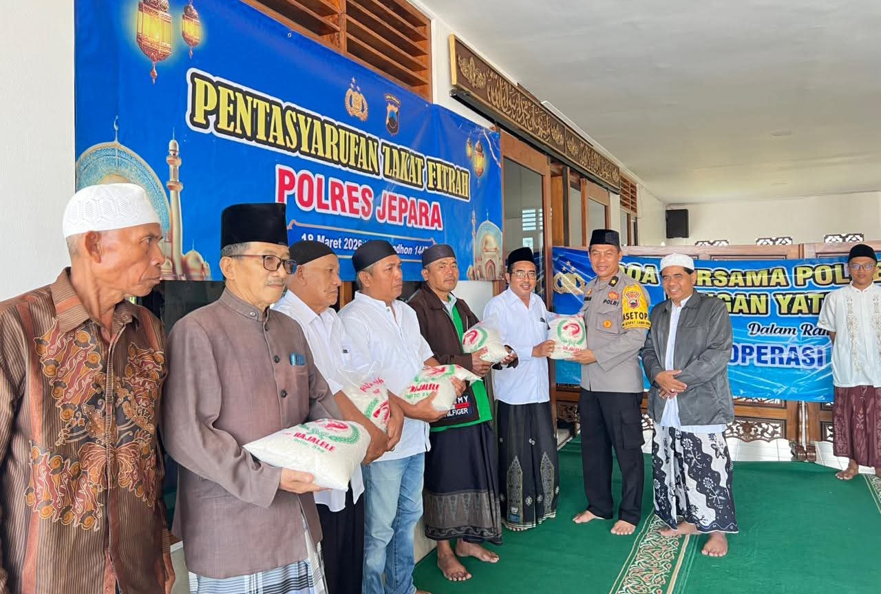 Penyaluran zakat fitrah Polres Jepara kepada masyarakat di Masjid Kholilurrohman menjelang Idul Fitri 1447 H