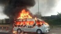 Mobil pemudik terbakar di Tol Jakarta Cikampek KM 40 akibat diduga korsleting listrik saat perjalanan