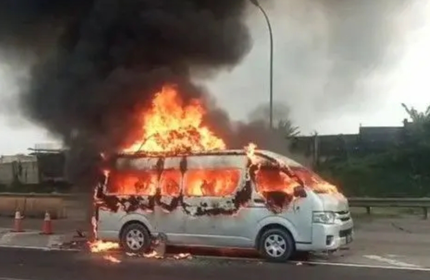 Mobil pemudik terbakar di Tol Jakarta Cikampek KM 40 akibat diduga korsleting listrik saat perjalanan
