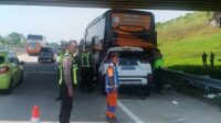 Kecelakaan mobil Xpander tabrak bus di Tol Batang Semarang KM 368