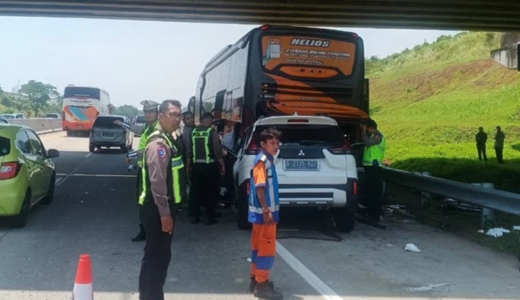 Kecelakaan mobil Xpander tabrak bus di Tol Batang Semarang KM 368