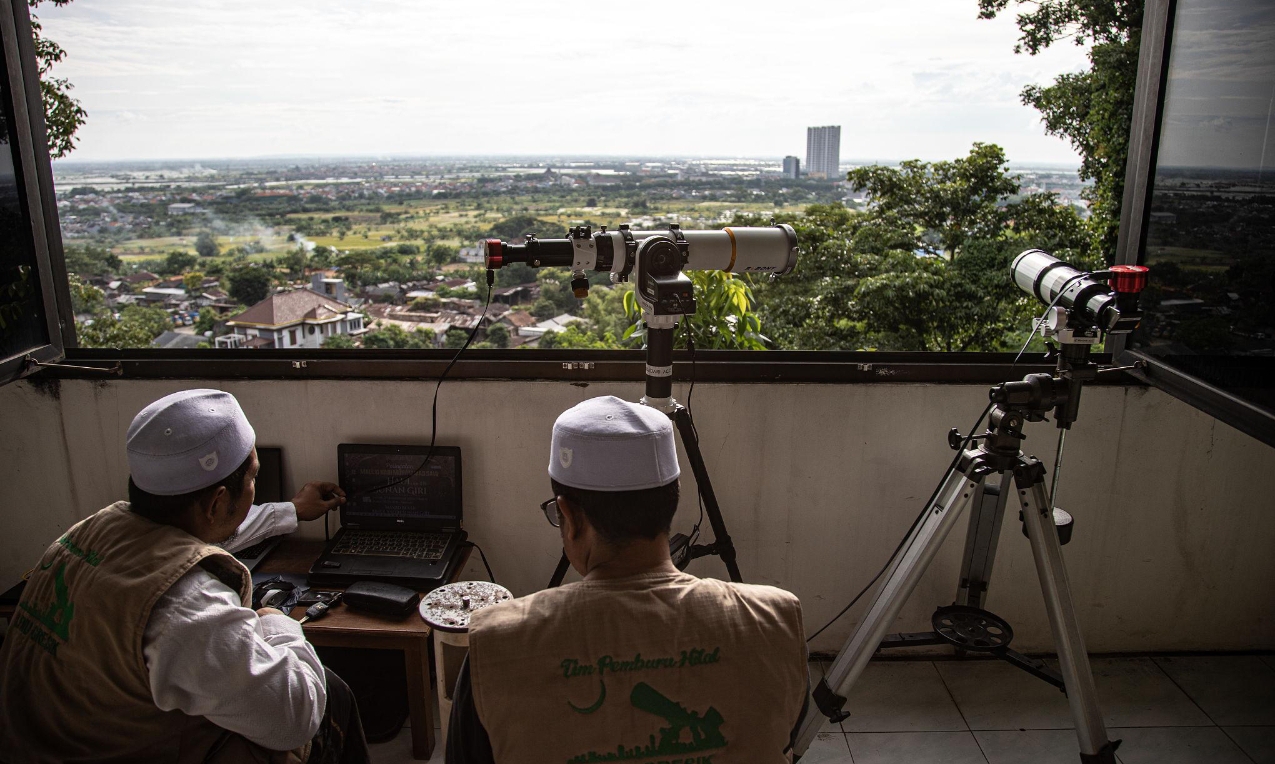 Pemantauan hilal oleh tim rukyat Kemenag jelang penetapan 1 Syawal 1447 H di Indonesia