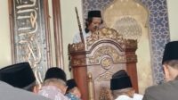 Relawan BPBD Jepara Poten saat menyampaikan khutbah Idulfitri di Musala Darussalam Desa Lebak