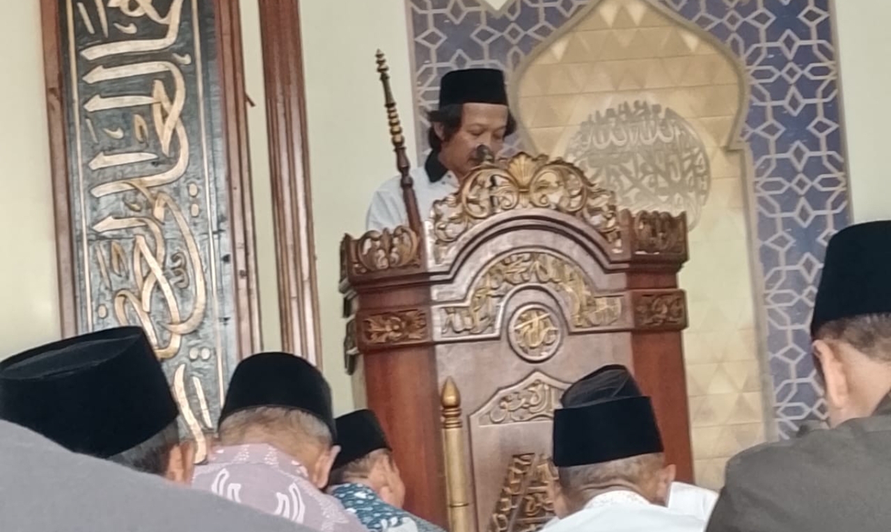 Relawan BPBD Jepara Poten saat menyampaikan khutbah Idulfitri di Musala Darussalam Desa Lebak
