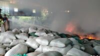 Gudang terbakar di Jepara saat subuh jelang Lebaran dipadamkan damkar