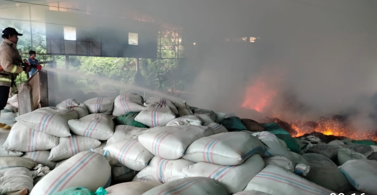 Gudang terbakar di Jepara saat subuh jelang Lebaran dipadamkan damkar