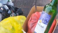 Sampah berserakan di trotoar Jepara depan SMAN 1 ditemukan botol Kawa-Kawa dan minuman keras